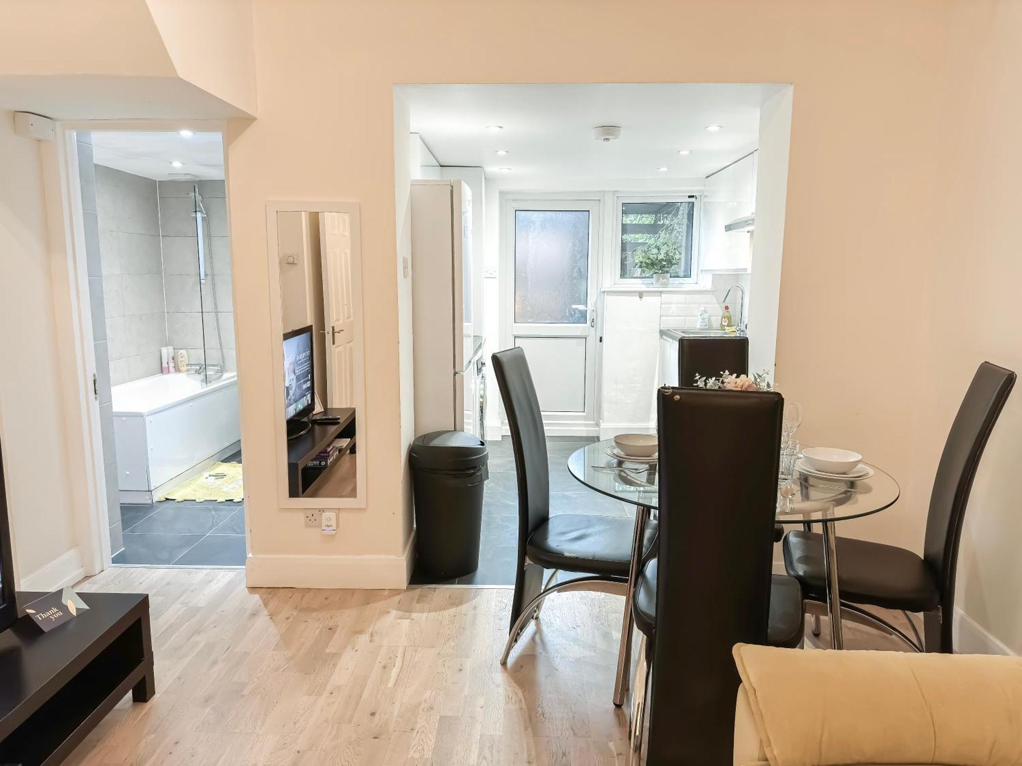 1-Bedroom Flat With Small Garden & Paid Parking In Finsbury Park, Highbury Londyn Zewnętrze zdjęcie