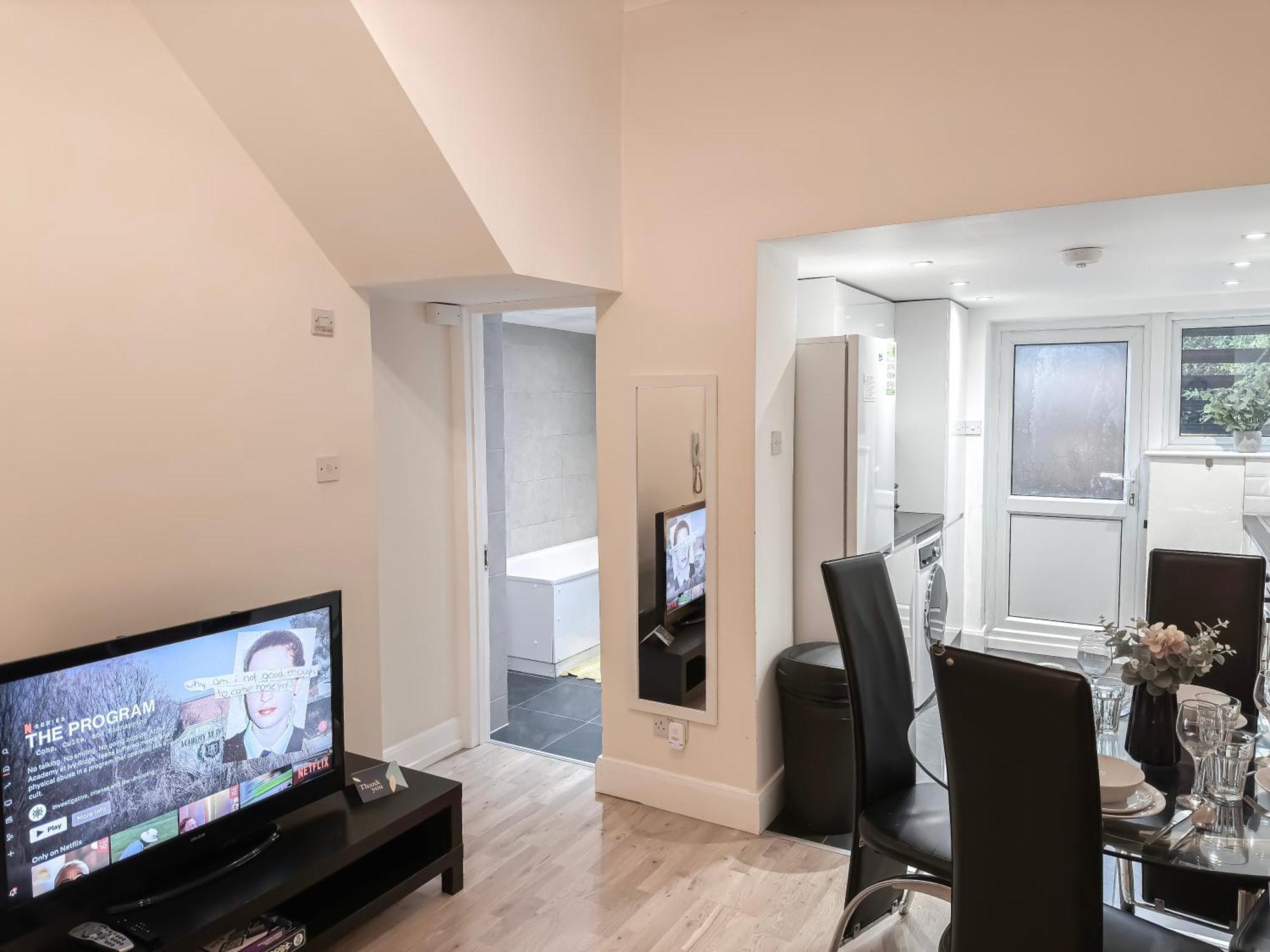 1-Bedroom Flat With Small Garden & Paid Parking In Finsbury Park, Highbury Londyn Zewnętrze zdjęcie