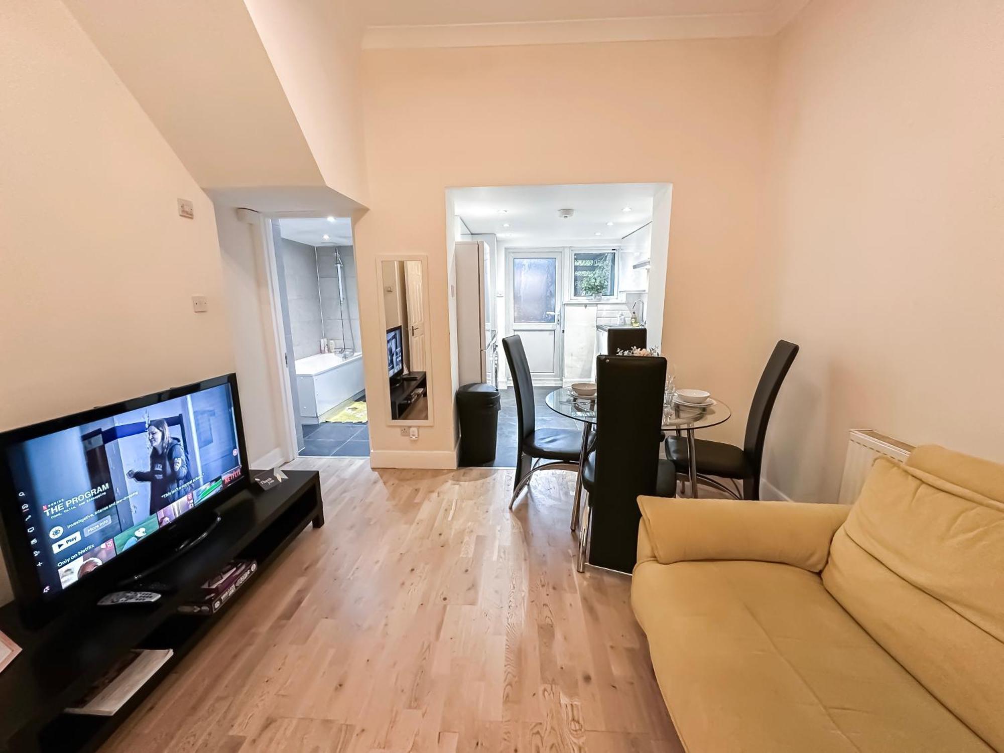 1-Bedroom Flat With Small Garden & Paid Parking In Finsbury Park, Highbury Londyn Zewnętrze zdjęcie