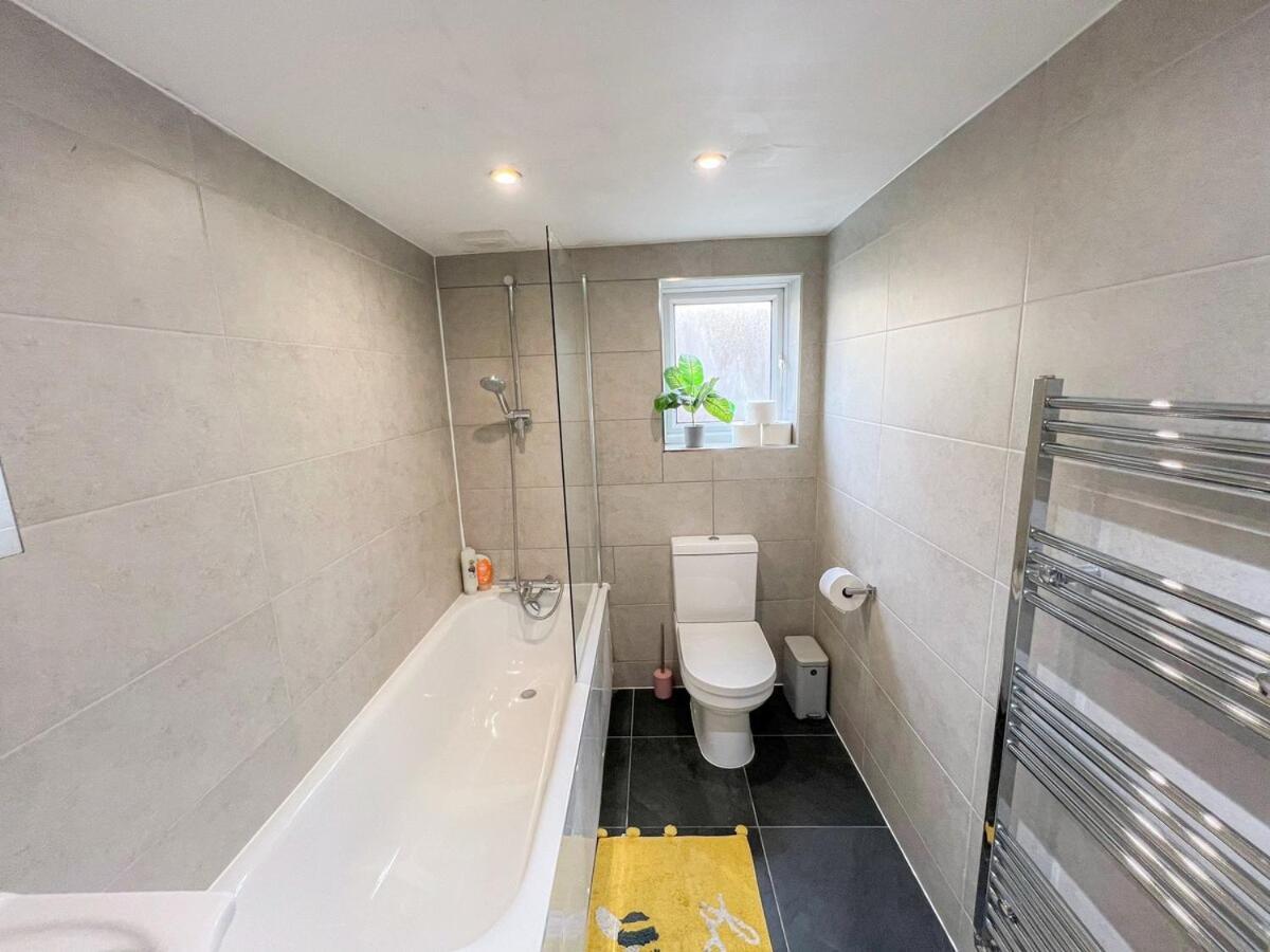 1-Bedroom Flat With Small Garden & Paid Parking In Finsbury Park, Highbury Londyn Zewnętrze zdjęcie