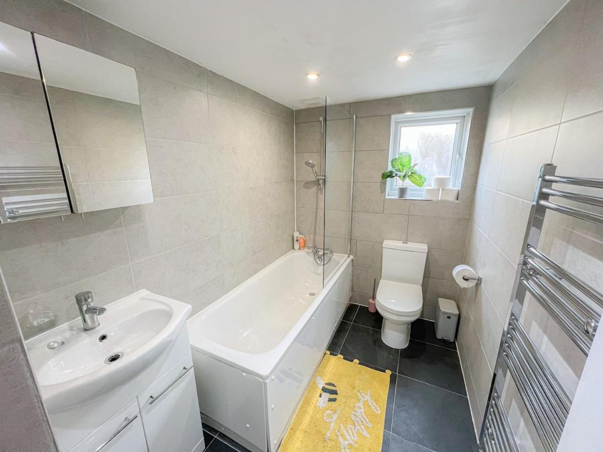 1-Bedroom Flat With Small Garden & Paid Parking In Finsbury Park, Highbury Londyn Zewnętrze zdjęcie